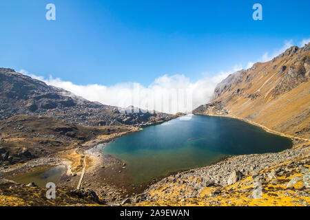 Il lago santo di Gosaikunda a 14,370 piedi sul livello del mare è un luogo religioso per i pellegrini indù dal Nepal e dall'India Foto Stock