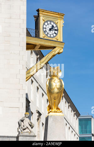 Thorp il gufo reale e orologio sulla east wing, Leeds Sala Civica di Palazzo, Milennium Square, Leeds, West Yorkshire, Inghilterra, Regno Unito Foto Stock