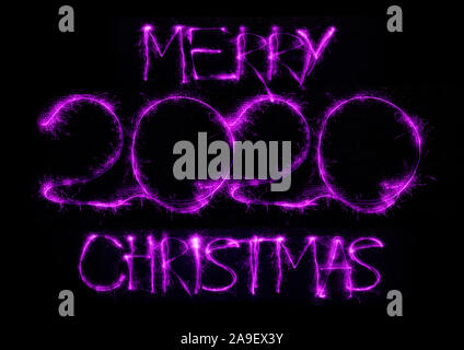 2020 in neon multi colore design, linee parallele pattern su sfondo nero. Vacanze, celebrando la notte, Capodanno e Natale evento, colori luminosi. Copyspace, pubblicità. Foto Stock