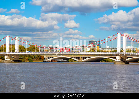 Chelsea Bridge sul fiume Tamigi nella zona ovest di Londra Foto Stock