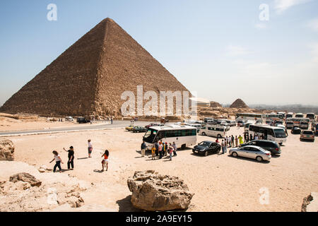 Giza, Cairo, Egitto, 2 Maggio 2008: la piramide di Khufu (La Grande Piramide di Giza) torri oltre i turisti e un completo parcheggio sull'altopiano di Giza. Foto Stock