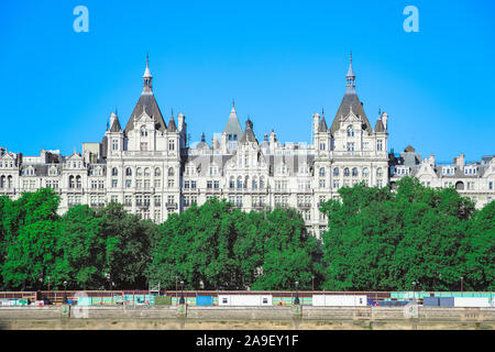 Esterno di Whitehall Court visto da South Bank di Londra Foto Stock
