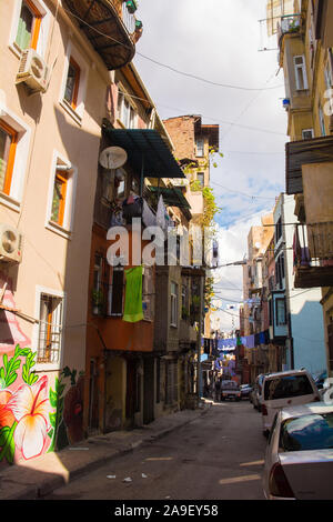 Istanbul, Turchia - 8 settembre 2019. Una tranquilla domenica mattina in una strada residenziale nel quartiere di Tarlabasi di Beyoglu, Istanbul Foto Stock