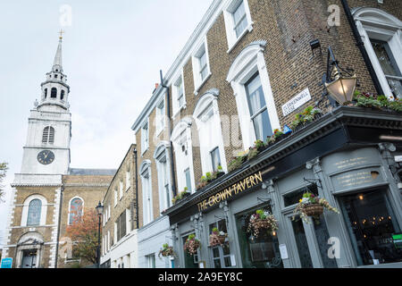 Saint James chiesa e la corona Taverna sulla Clerkenwell Green, London EC1, Regno Unito Foto Stock