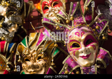 Mardi Gras maschere in vendita su Bourbon Street nel Quartiere Francese di New Orleans, LA Foto Stock