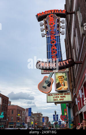 Nashville, Tennessee, Stati Uniti d'America - 26 Giugno 2014: scene di strada nella città di Nashville con le persone e con le insegne al neon al Broadway, Tennessee. Foto Stock