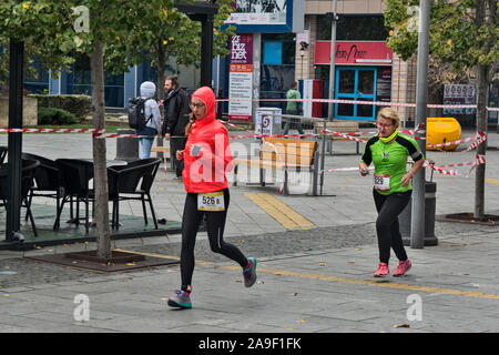 Di Zrenjanin, Serbia, Ottobre 06. 2019.Due partecipanti passano mezza maratona, che corre attraverso il centro della citta'. Foto Stock