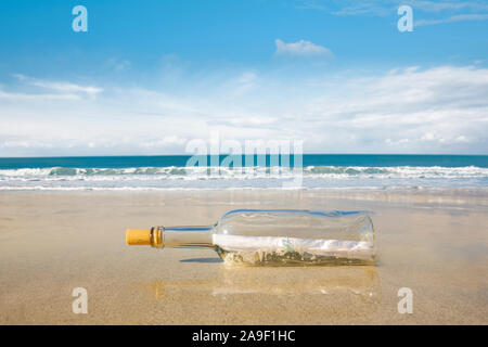 Un messaggio in bottiglia Foto Stock