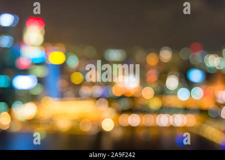Abstract bokeh sullo sfondo di un paesaggio urbano di notte Foto Stock