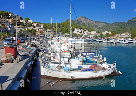 Barche da pesca nel porto di Port de Soller, Soller Maiorca, isole Baleari, Spagna Foto Stock