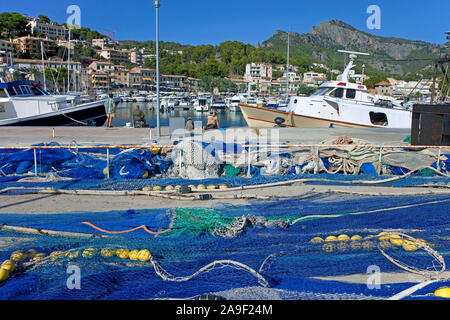 Le reti da pesca al porto di Port de Soller, Soller Maiorca, isole Baleari, Spagna Foto Stock