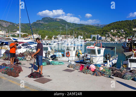 I pescatori di reti di controllo presso il porto di Port de Soller, Soller Maiorca, isole Baleari, Spagna Foto Stock