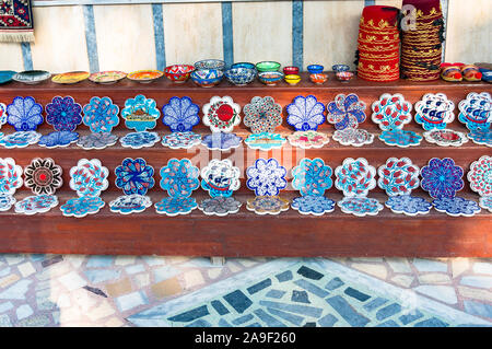 Istanbul, Turchia - 27 agosto 2013: Colorfull piastre e trivets con turco tradizionale design floreale. Negozio di souvenir display Foto Stock