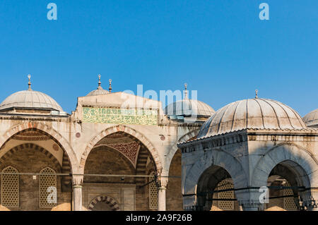 Istanbul, Turchia - 27 agosto 2013: la Moschea Blu, la Moschea di Sultanahmed sulla giornata di sole. Popolare attrazione turistica e Istanbul famosa località turistica Foto Stock