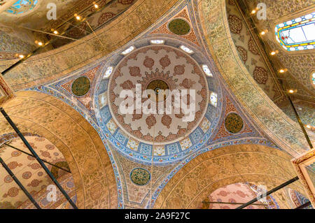 Istanbul, Turchia - 27 agosto 2013: Cercando il vaulting della navata della moschea di Sultanahmed, Moschea blu. Turca tradizionale arte, architettura Foto Stock