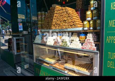 Istanbul, Turchia - 27 agosto 2013: Finestra display negozio di delizie turche e la pasticceria, Grand Bazaar Foto Stock