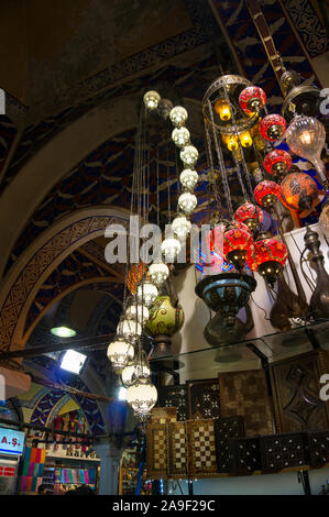 Istanbul, Turchia - 27 agosto 2013: Turco Tradizionale lampade colorate, lanterne in vendita sul Grand Bazaar Foto Stock