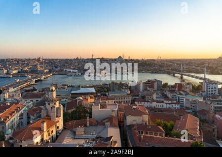 Vista da sopra sui quartieri storici di Beyoglu e con Karakoy Eminonu e Fatih sullo sfondo. Istantul cityscape con il ponte Galata e Atatu Foto Stock