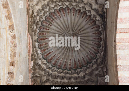 Istanbul, Turchia - 27 agosto 2013: a soffitto, vaulting di Yeni Cami Foto Stock