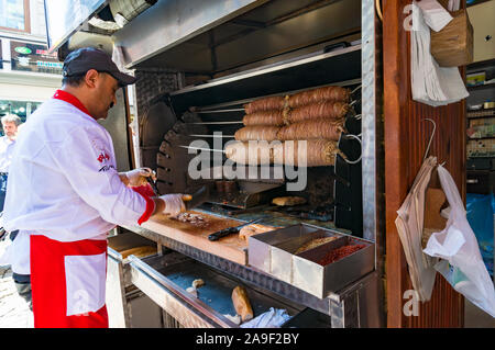 Istanbul, Turchia - 27 agosto 2013: Turco kebab chef cucinare su Grand Bazaar. Tradizionale turca, arab street food vendor Foto Stock