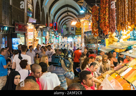 Istanbul, Turchia - 27 agosto 2013: vista aerea del Grand Bazaar interno con la gente del posto e turisti. Autentica shot Foto Stock