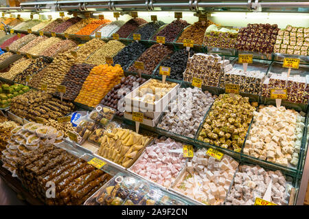 Istanbul, Turchia - 27 agosto 2013: turco autentico, dolci delizie turche e frutta secca sul display del Grand Bazaar Foto Stock