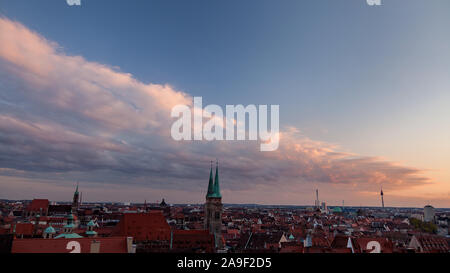 Vista panoramica del centro storico della città di Norimberga illuminata a beautiful Golden luce della sera con drammatica nuvole al tramonto in estate la Baviera Foto Stock