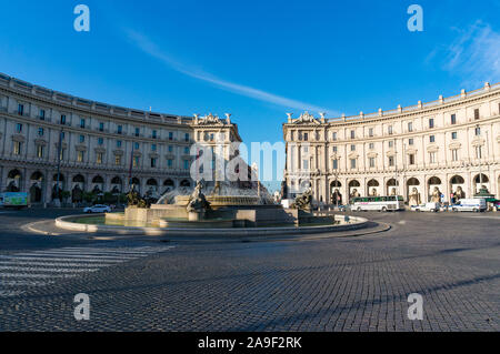 Roma, Italia - 21 Settembre 2013: Piazza della Repubblica, piazza della Repubblica e la fontana del Naiads sul luminoso chiaro mattina Foto Stock