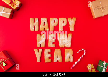 Angolo alto sopra visualizza foto di sorpresa newyear biscotti congrats parole decor e figure gustoso yummy X-mas composizione giftboxes candy isolato luminose Foto Stock