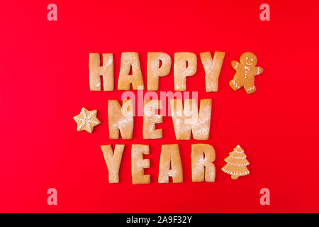 Angolo alto guarda foto di tre cotte newyear congrats parole con elementi decorativi figure sweet yummy X-mas composizione isolata sul colore rosso brillante Foto Stock