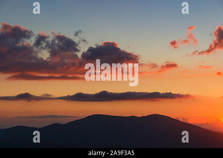Il pittoresco paesaggio di Cielo di tramonto e le montagne. Vista da sopra Foto Stock