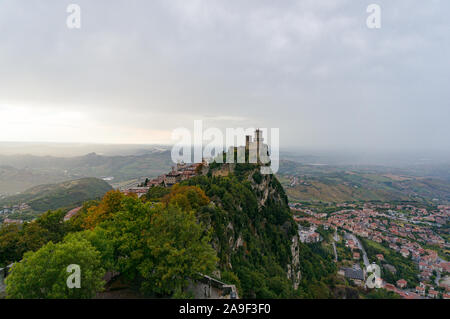 Vista aerea di Guaita, prima torre sul ciglio della scogliera e la città di San Marino con splendida vista panoramica sul paesaggio di campagna. Il Monte Titano, San Foto Stock