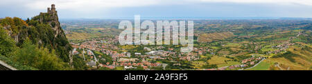 Panoramica aerea della prima torre di San Marino, Guaita castello sul ciglio della scogliera del Monte Titano con vasto paesaggio rurale vista. La Repubblica di San Marino Foto Stock