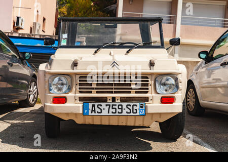 Ajaccio, Francia - 25 agosto 2018: Beige Citroen Mehari auto sta parcheggiato su una strada in Francia, close-up vista frontale Foto Stock