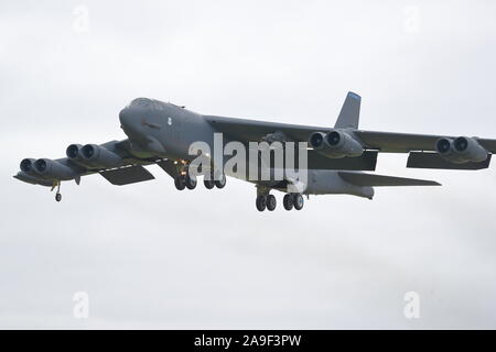 Otto-motore Boeing B Stratofortress bombardiere strategico di ritorno da una missione di addestramento a RAF Fairford, REGNO UNITO Foto Stock