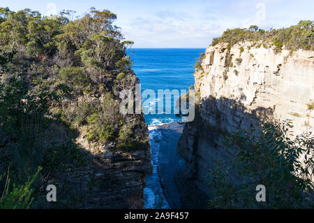 Stretto passaggio oceano, il percorso tra alte scogliere, montagne. Devils Kitchen passaggio in Tasman National Park, la Tasmania, Australia Foto Stock