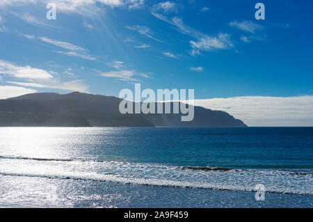 Bellissimo paesaggio marino di calma nel sole mare e coste di montagna con il sole che splende attraverso le nuvole Foto Stock