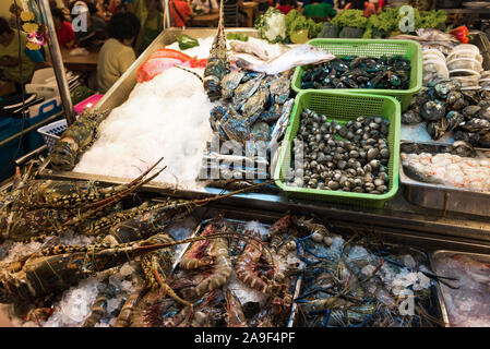 Hua Hin, Tailandia - 28 dicembre 2015: Pesce stallo in HuaHin mercato notturno Foto Stock