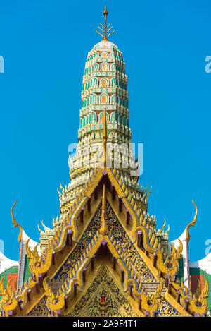 Bello stile asiatico architettura. Decorate lussuosamente tetto e stupa di edificio in Grand Palace. Bangkok, Thailandia Foto Stock