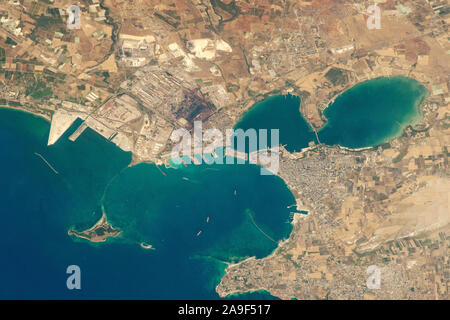 La NASA Immagine satellitare della Terra dallo spazio, la baia della città di Taranto e il porto, Italia meridionale, Europa 25 Giugno 2017 Foto Stock