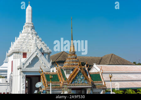 Phra Borom Maha Ratcha Wang e Rajakaranya Sapha Hall sulla giornata di sole. Il Grand Palace, Bangkok, Thailandia Foto Stock