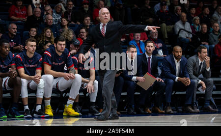 Padiglione McKeon Moraga Calif, STATI UNITI D'AMERICA. Xiv Nov, 2019. CA U.S.A. St. Mary's Gaels head coach Randy Bennett corte lato durante il NCAA di pallacanestro degli uomini di gioco tra Long Beach Stato 49ers e Saint Mary's Gaels 81-63 vincere al Padiglione McKeon Moraga California Thurman James/CSM/Alamy Live News Foto Stock