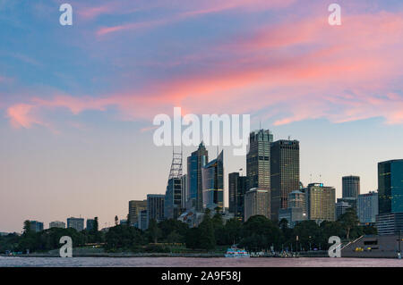 Sydney, Australia - 11 Giugno 2016: Sydney cityscape sul tramonto con colorati di rosa e cielo blu sullo sfondo Foto Stock