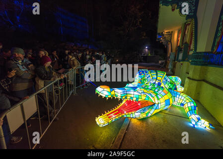 Sydney, Australia - 11 Giugno 2016: Vivid Sydney al Taronga Zoo. Sculture di luce degli animali al famoso Sydney attrazione turistica Taronga Zoo durante ann Foto Stock