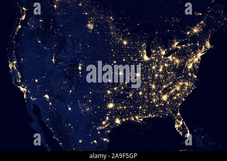 La NASA Immagine satellitare della Terra dallo spazio, immagine composita di luci elettriche di notte attraverso gli Stati Uniti che mostra la distribuzione della popolazione e l'inquinamento luminoso Foto Stock