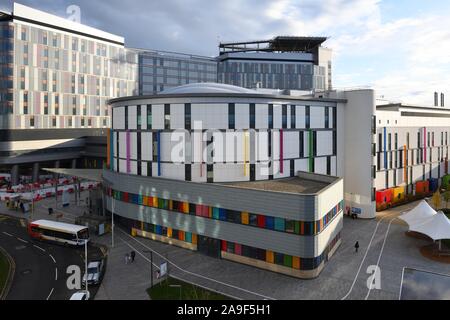 Il colorato Royal Hospital for Children e il Queen Elizabeth University Hospital di Glasgow, Scozia, Regno Unito, Europa Foto Stock