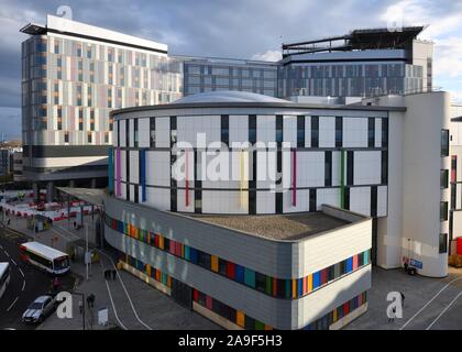 Il colorato Royal Hospital for Children e il Queen Elizabeth University Hospital di Glasgow, Scozia, Regno Unito, Europa Foto Stock