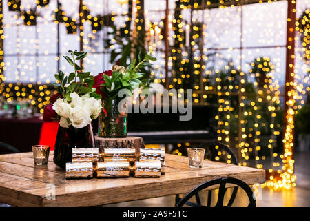 Fiori e candele per catering & decor fini a Natale aziendale di un evento di gala Party Foto Stock