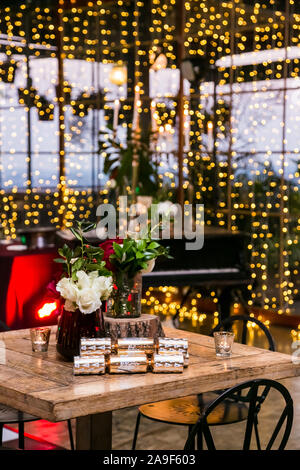 Fiori e candele per catering & decor fini a Natale aziendale di un evento di gala Party Foto Stock