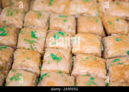 I dolci orientali su un vassoio. Dolce fatto da ingredienti naturali. Una delizia per il tè. Foto Stock